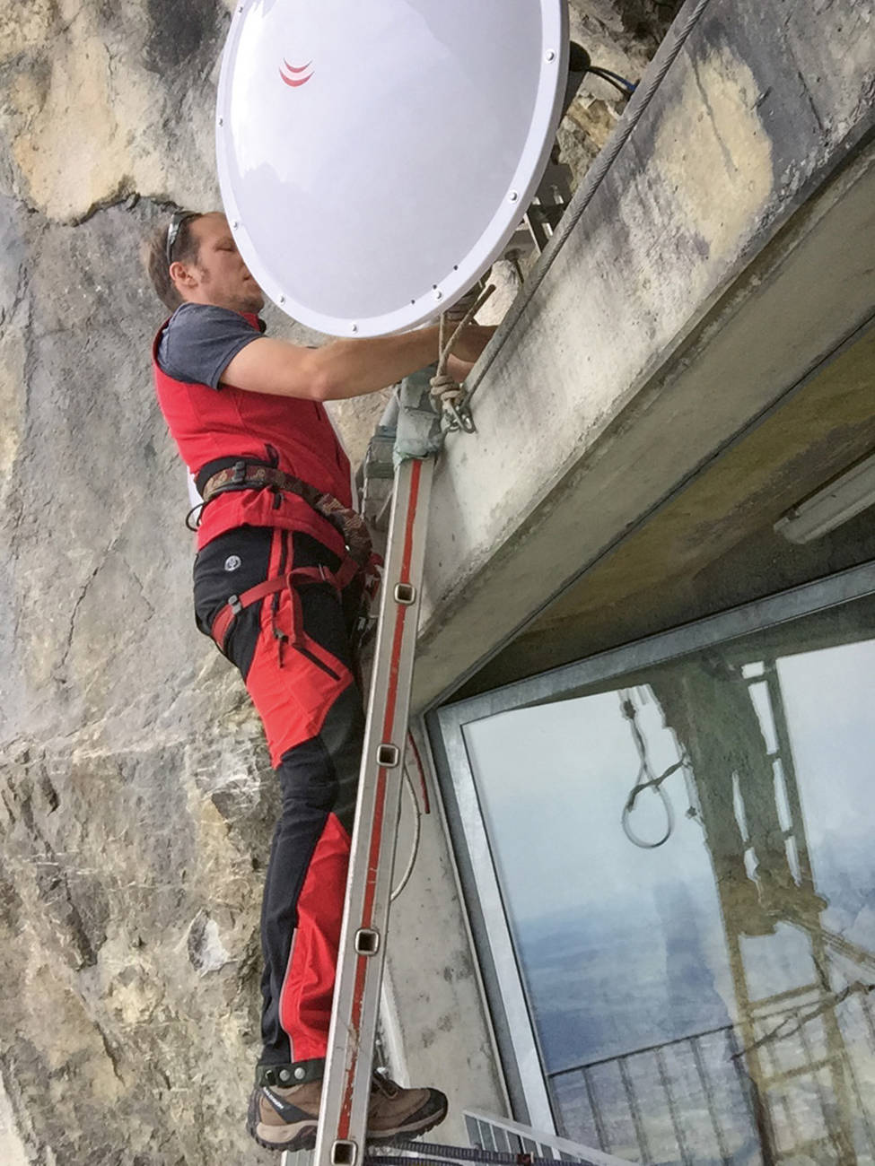 Montage einer Richtstrahl-Antenne am Stockhorn